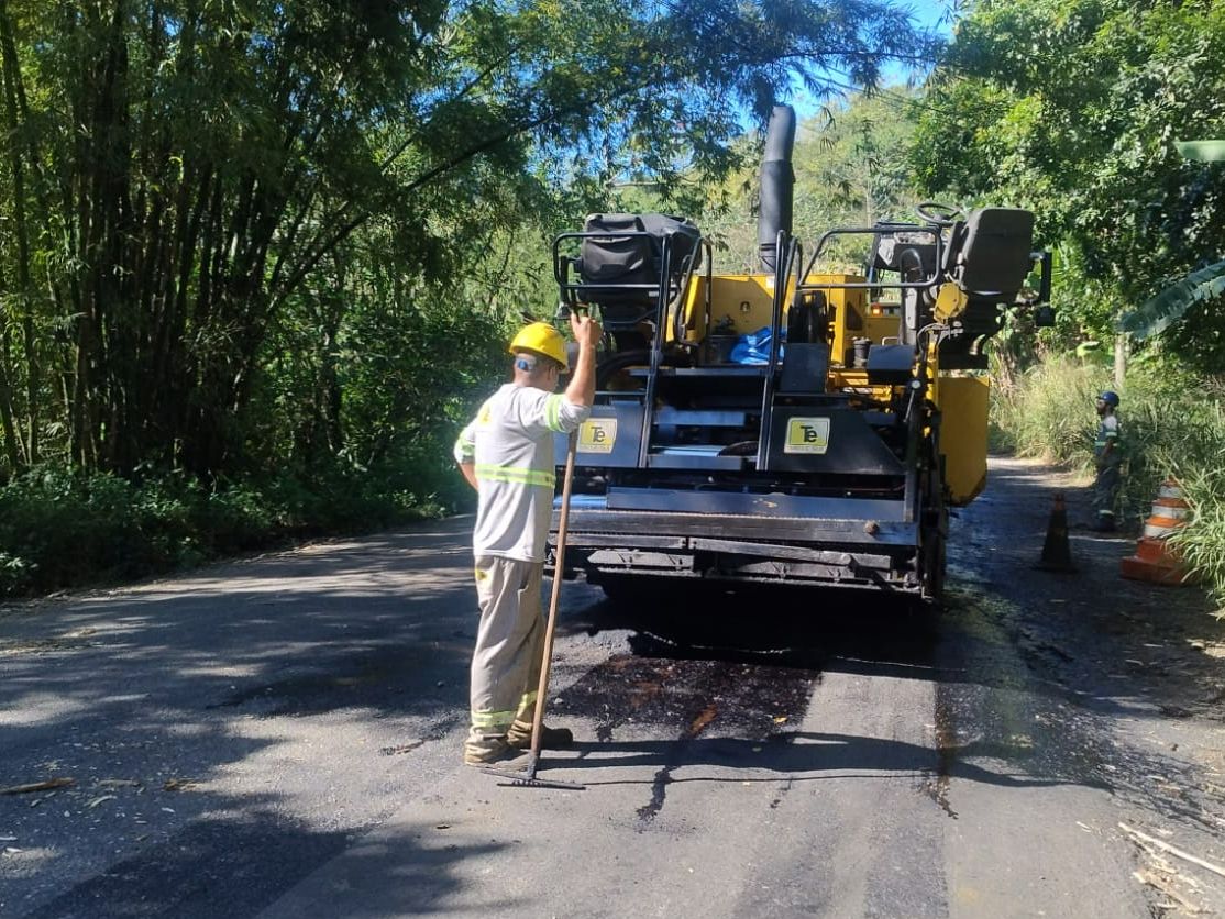 Prefeitura realiza opera&ccedil;&atilde;o tapa‑buraco em trechos cr&iacute;ticos da Rodovia RJ‑155
