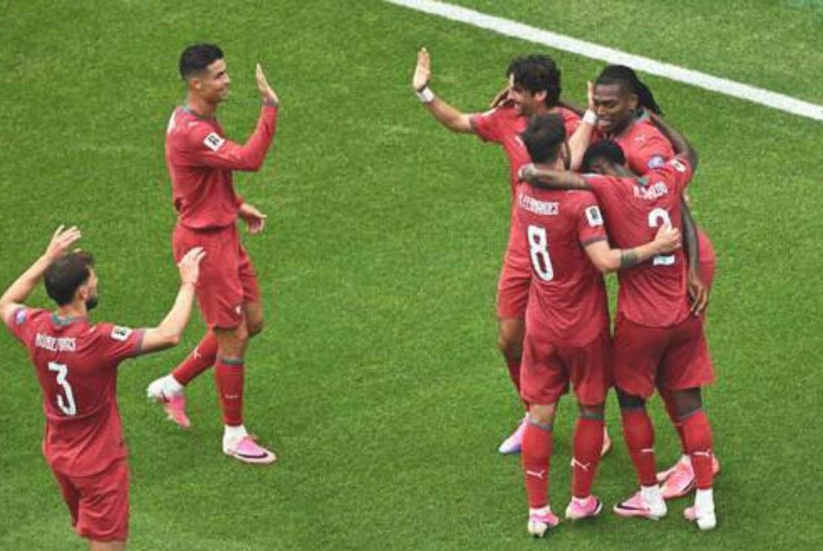 Cristiano Rnaldo comemora vitória com os companheiros de elenco