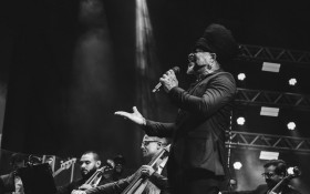 Nem concerto erudito nem show de ax&eacute;. Apenas encantamento
