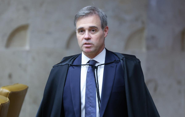 Investiga&ccedil;&atilde;o sobre Lulinha confrontam Mendon&ccedil;a e diretor da PF