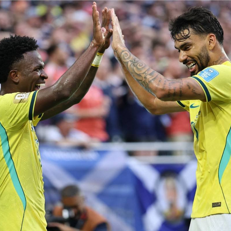 Vini Jr. e Paquetá comemoram vitória sobre a Escócia