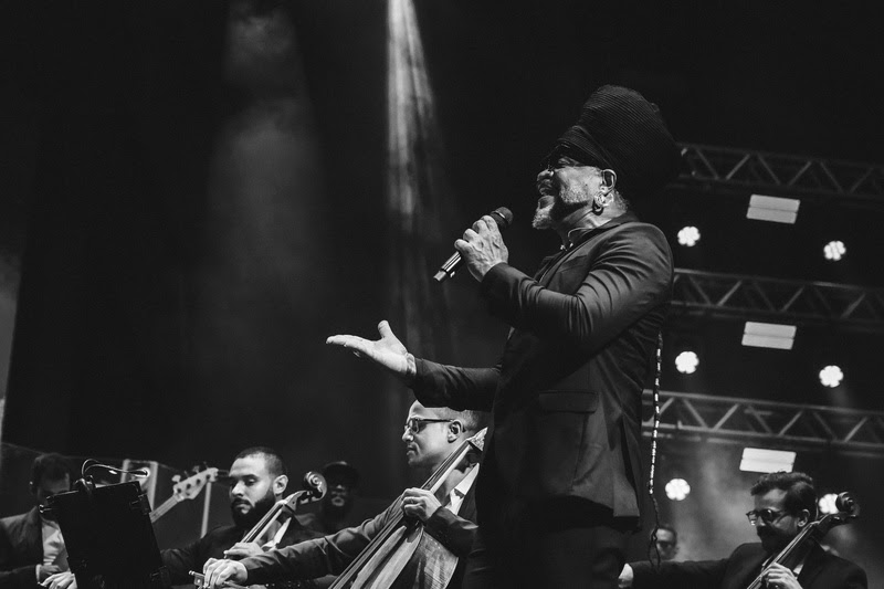 Nem concerto erudito nem show de ax&eacute;. Apenas encantamento
