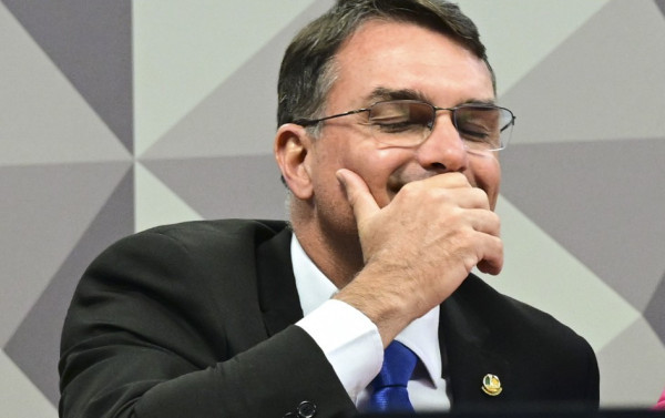 Fl&aacute;vio mordeu a ma&ccedil;&atilde; dada pela madrasta
