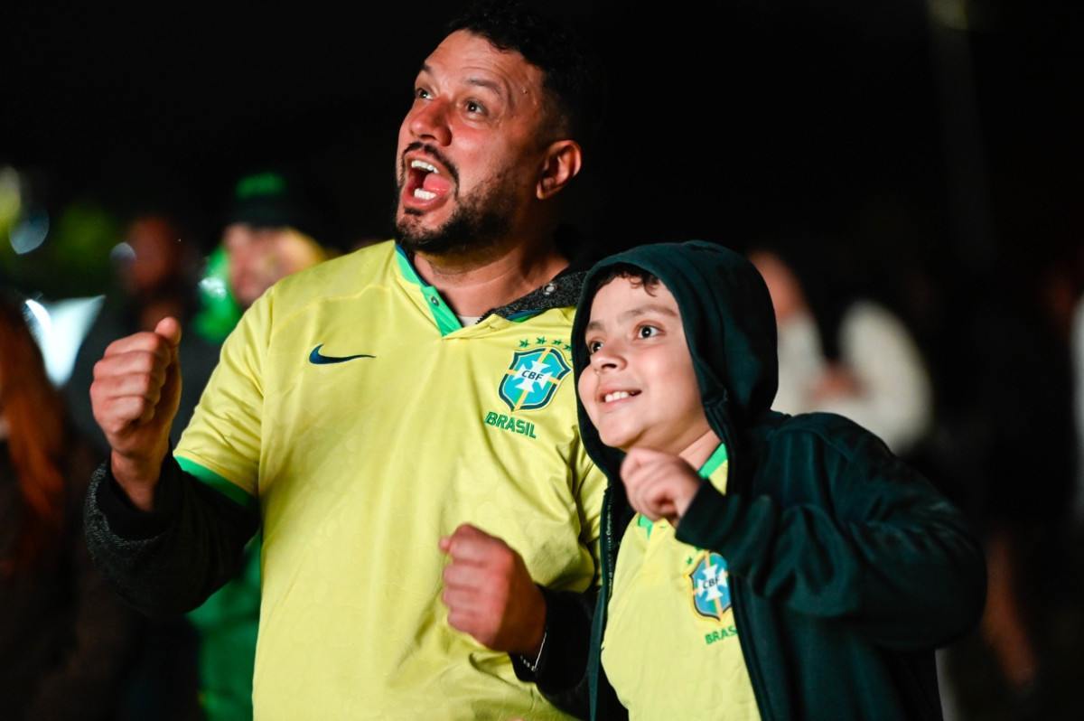 Apesar do frio e da garoa, centenas de torcedores assistiram ao jogo do Brasil na Arautos da Paz