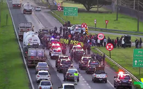 Manifestantes terceirizados da Replan travam Rodovia a Zeferino Vaz (SP‑332)