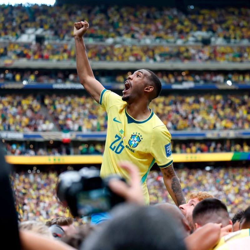Rayan comemora com a torcida a vitória do Brasil de virada