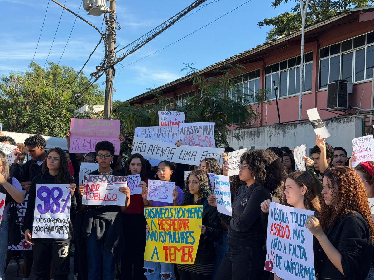 Alunos do IFRJ fazem ato contra crime cibern&eacute;tico