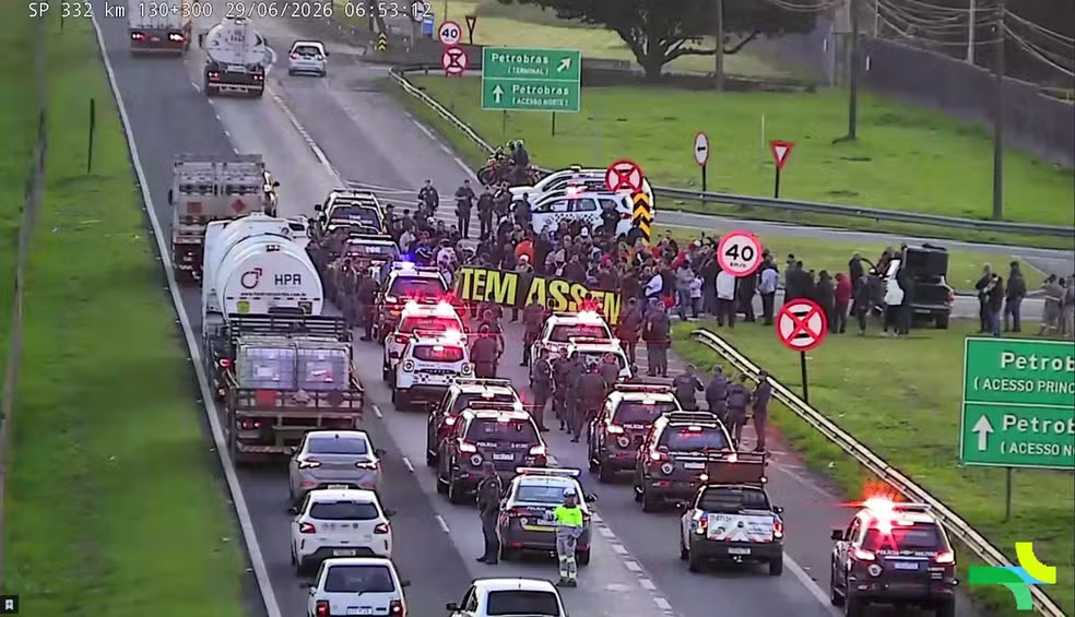 Manifestantes terceirizados da Replan travam Rodovia a Zeferino Vaz (SP‑332)