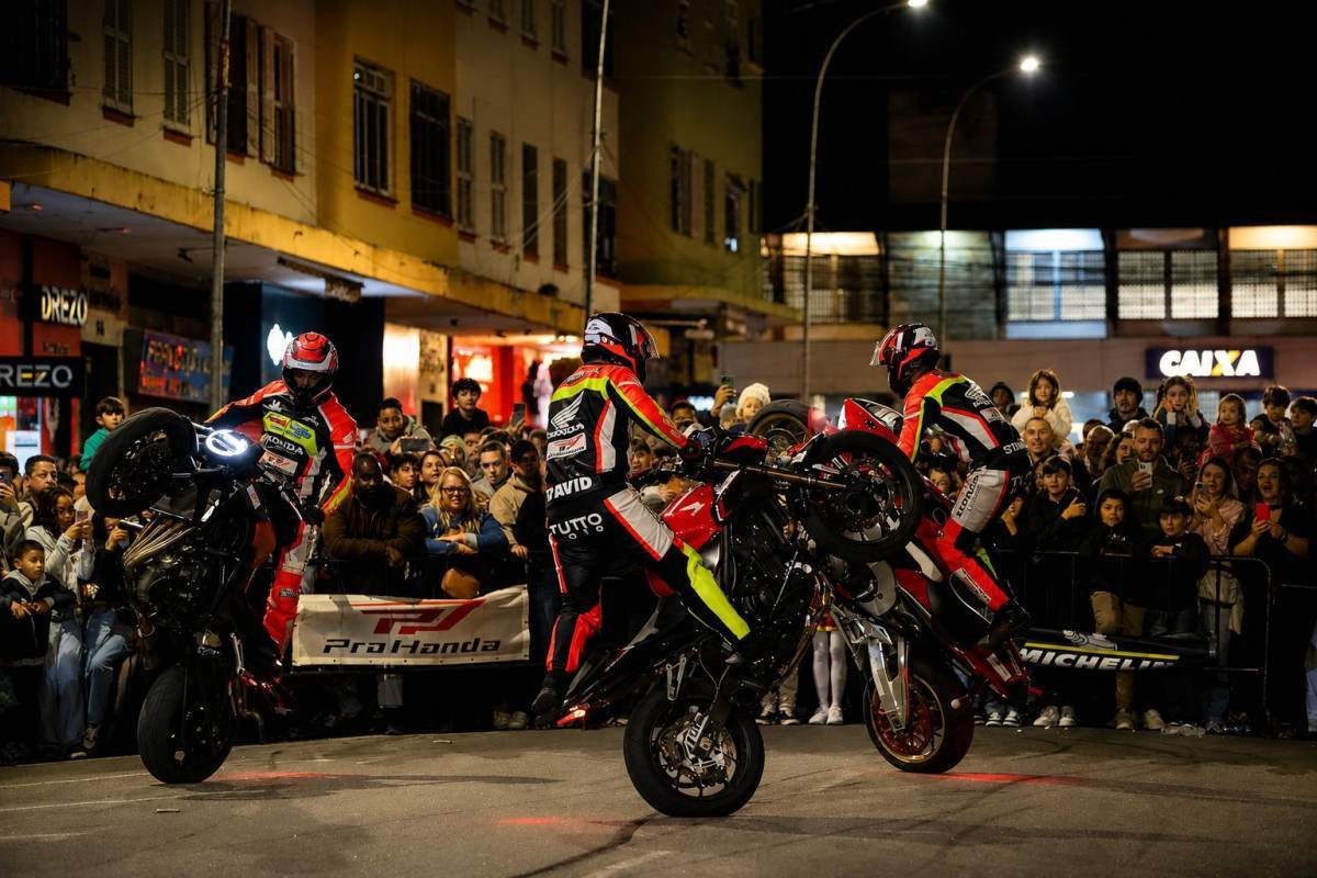 Show de motos radicais abre festa dos 135 anos
