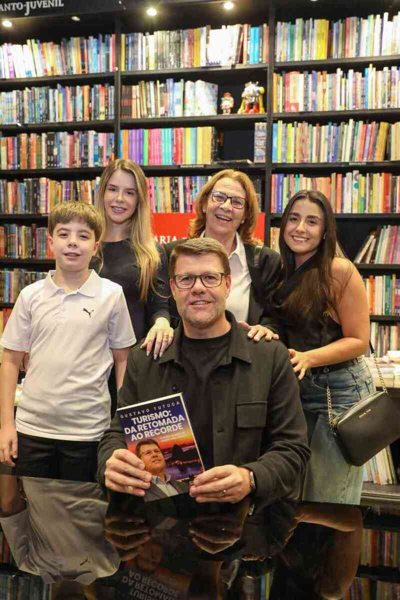 Gustavo Tutuca re&uacute;ne familiares, amigos e autoridades em lan&ccedil;amento de livro no RJ Parte I