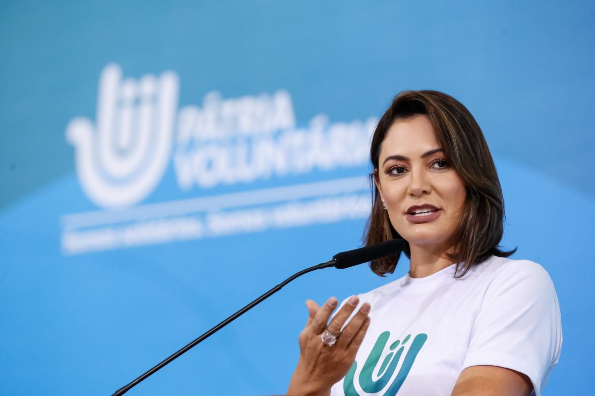 Sa&iacute;da de Michelle leva PL a reformular PL Mulher