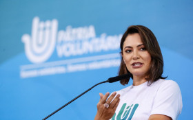Sa&iacute;da de Michelle leva PL a reformular PL Mulher