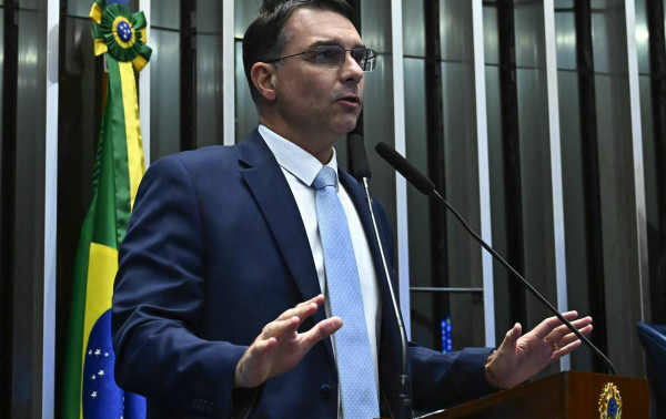 Podemos tende &agrave; neutralidade e n&atilde;o deve apoiar Fl&aacute;vio Bolsonaro