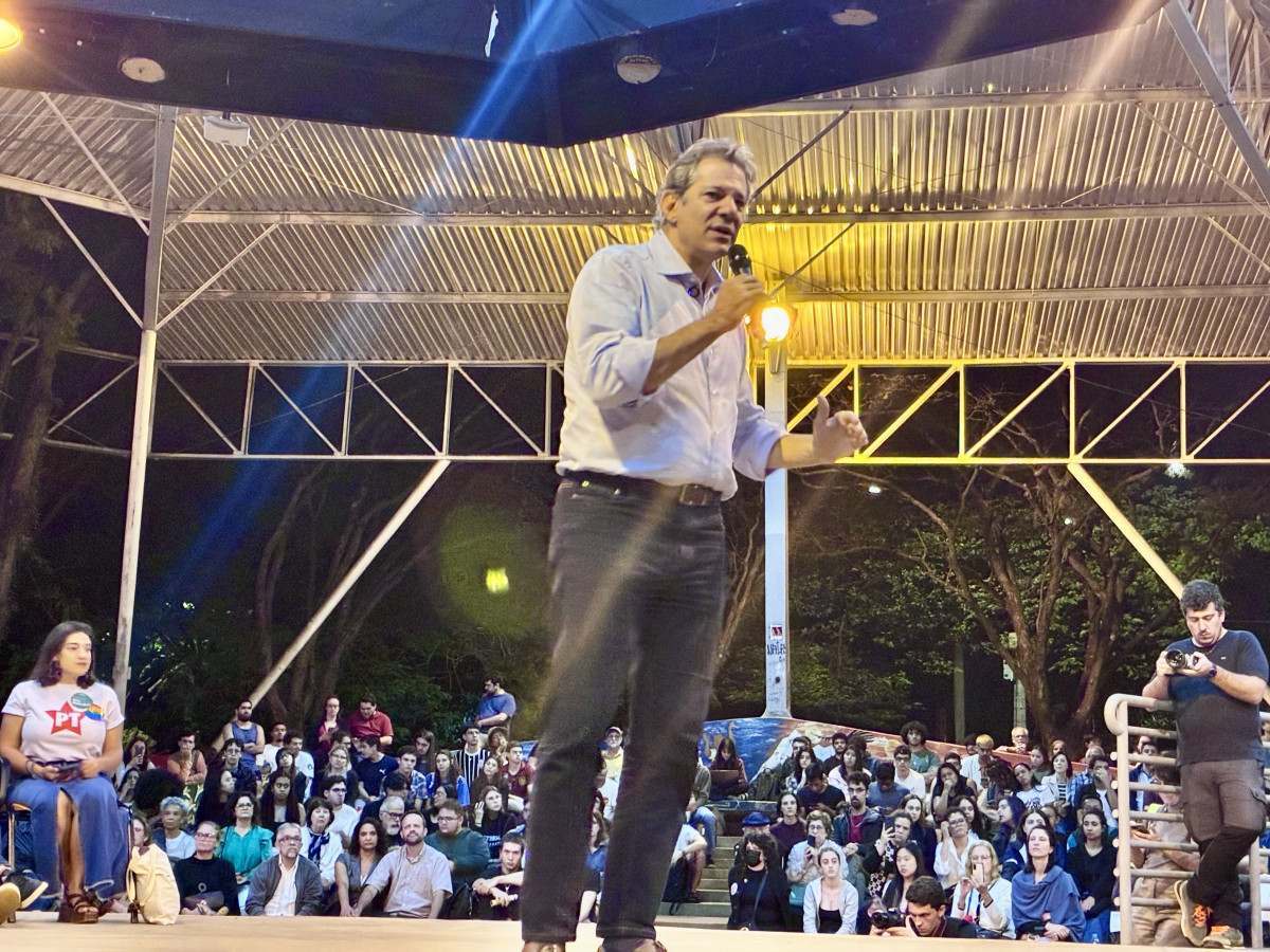 "J&aacute; foi? Que pena", diz Haddad ap&oacute;s ser interrompido por membro do MBL