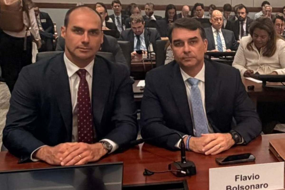 Fl&aacute;vio Bolsonaro pede que EUA cancele tarifa para n&atilde;o beneficiar Lula