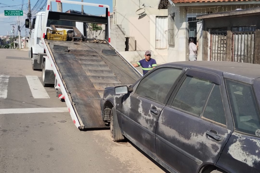 Hortol&acirc;ndia remove ve&iacute;culos abandonados