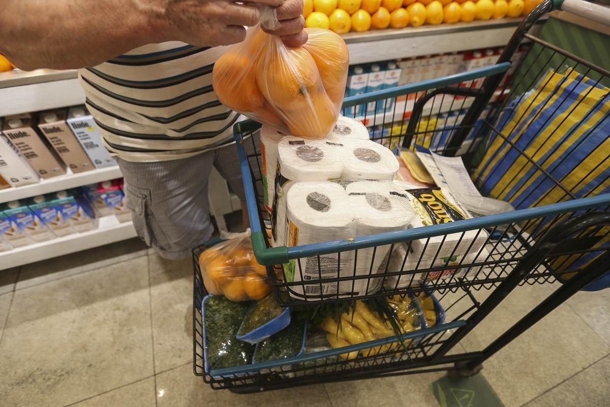 Cesta b&aacute;sica fica mais cara em 17 capitais brasileiras