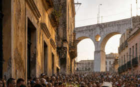 S&Oacute; CARIOQUICES: A louva&ccedil;&atilde;o ao padim do asfalto (ou a teologia da m&atilde;o estendida)