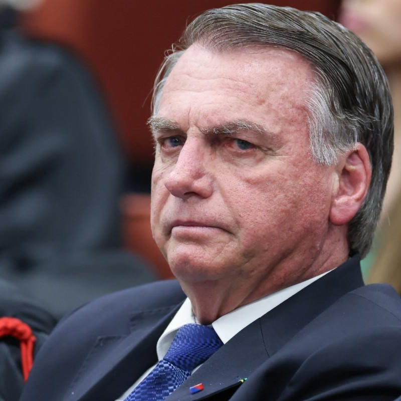 Pol&iacute;cia troca tornozeleira eletr&ocirc;nica de Bolsonaro