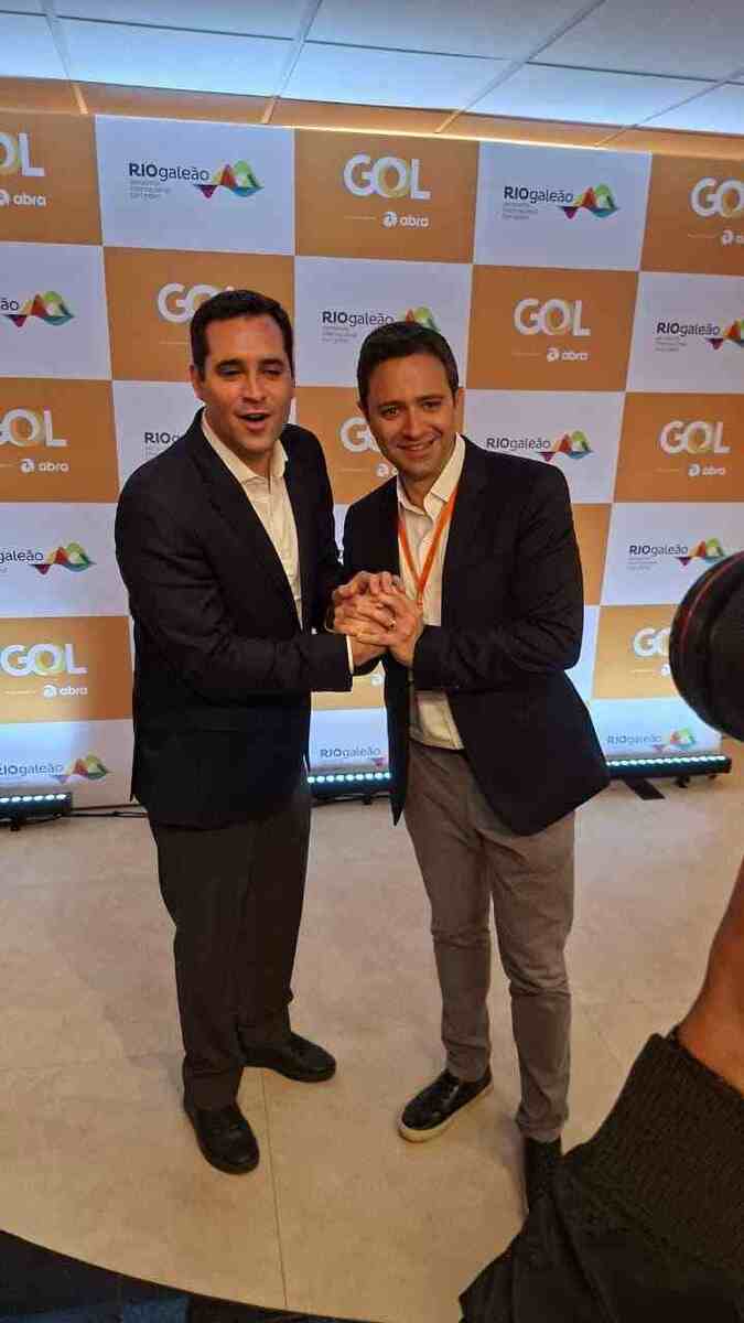 O prefeito Eduardo Paes com o CEO da GOL, Celso Ferrer, durante o lançamento no Galeão
