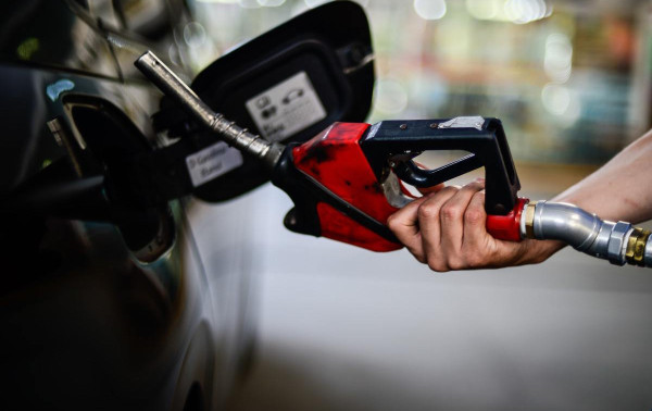 Com nova alta mundial, governo mant&eacute;m desconto na gasolina
