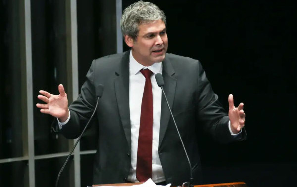 Lindbergh pergunta ao TCU se integrantes de comiss&otilde;es partid&aacute;rias podem ocupar cargos em estatais
