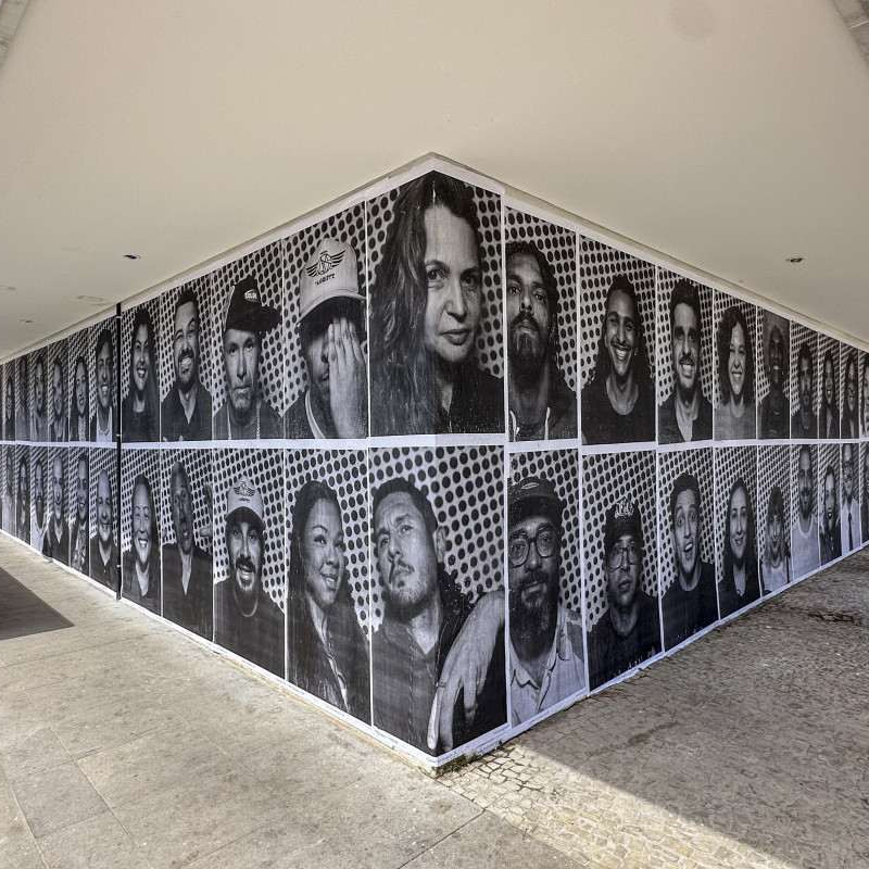 A mostra destaca essa multiplicidade reunindo obras que refletem particularidades culturais ao mesmo tempo em que exploram temas universais como identidade, resistência e esperança