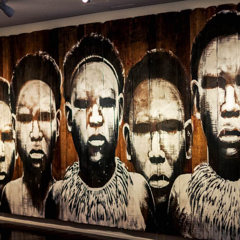 A mostra destaca essa multiplicidade reunindo obras que refletem particularidades culturais ao mesmo tempo em que exploram temas universais como identidade, resistência e esperança