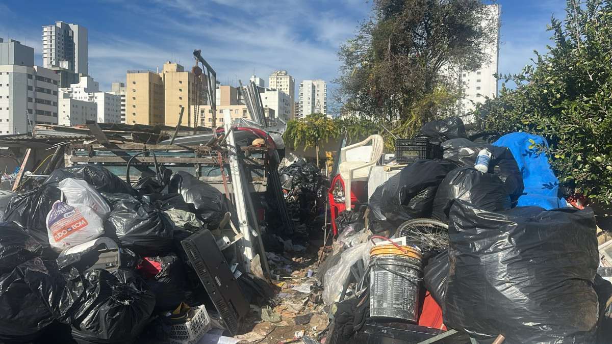 Prefeitura fecha dep&oacute;sito clandestino de reciclagem no Cambu&iacute;