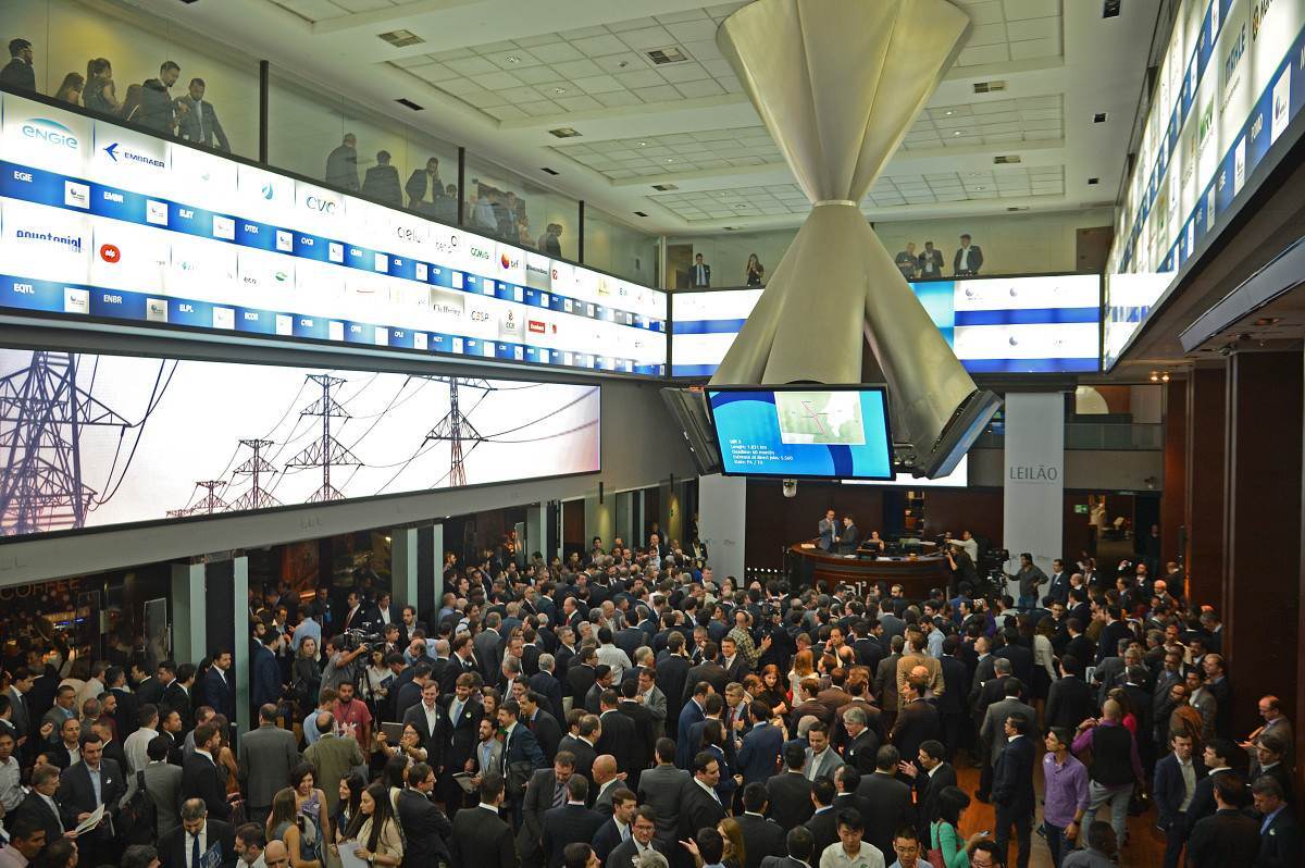 Bolsa sobe quase 3% e fecha no maior n&iacute;vel desde maio