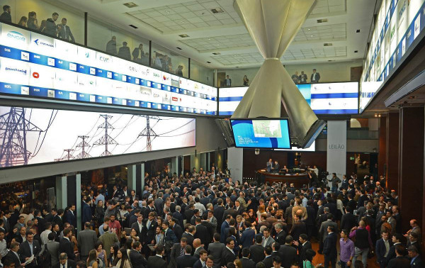 Bolsa sobe quase 3% e fecha no maior n&iacute;vel desde maio