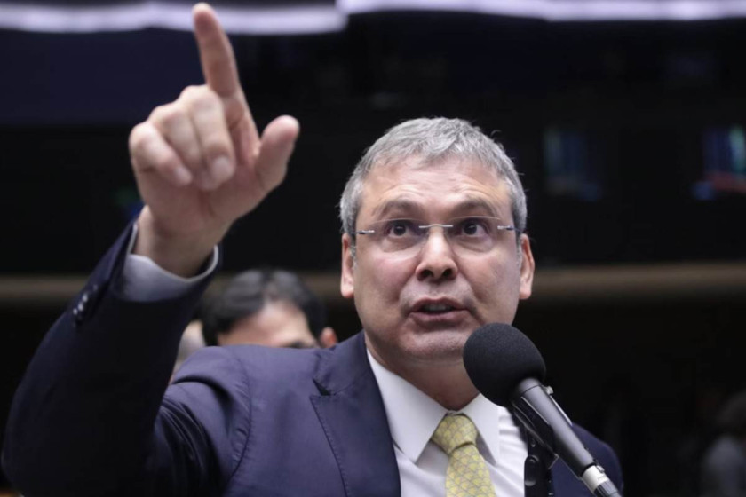 Coluna Magnavita | Lindbergh Farias mant&eacute;m lideran&ccedil;a para a C&acirc;mara dos Deputados