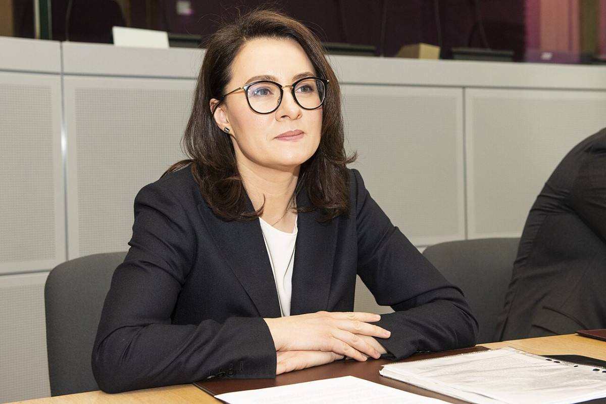 Zelenski anuncia mudan&ccedil;as e substitui a primeira‑ministra