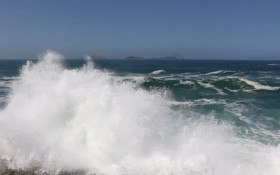 Marinha alerta para ondas de at&eacute; tr&ecirc;s metros