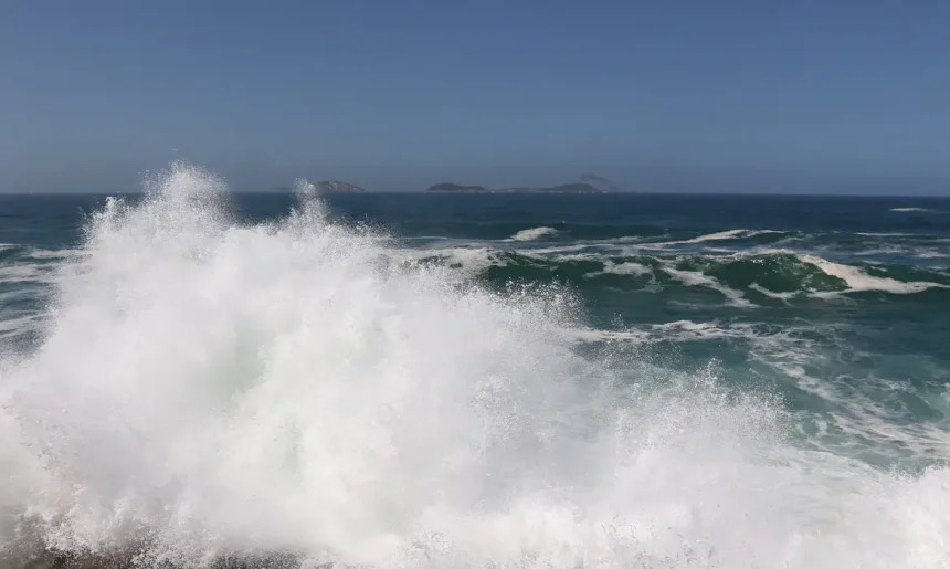 Marinha alerta para ondas de at&eacute; tr&ecirc;s metros