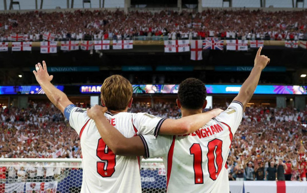 Oasis faz a sele&ccedil;&atilde;o da Inglaterra "jogar por m&uacute;sica" na Copa do Mundo