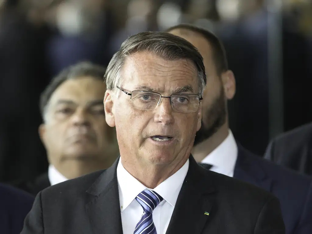 Moraes autoriza Bolsonaro a ir ao dentista, mas veta atendimento por esposa de Fl&aacute;vio
