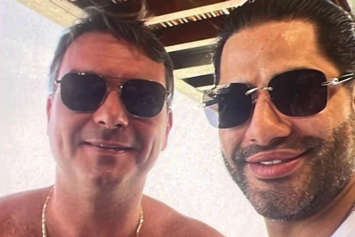 Fl&aacute;vio Bolsonaro nega conhecer aliado de Vorcaro em foto com senador
