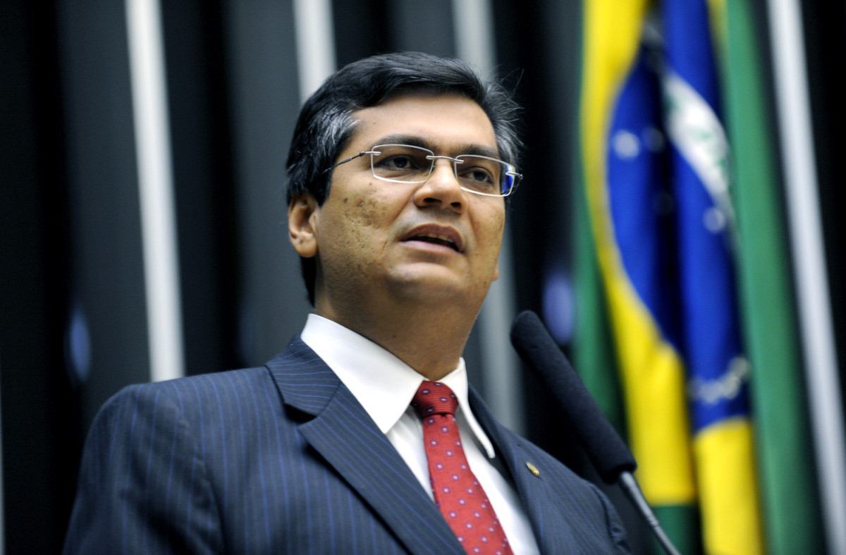 Dino tamb&eacute;m fez suas emendas
