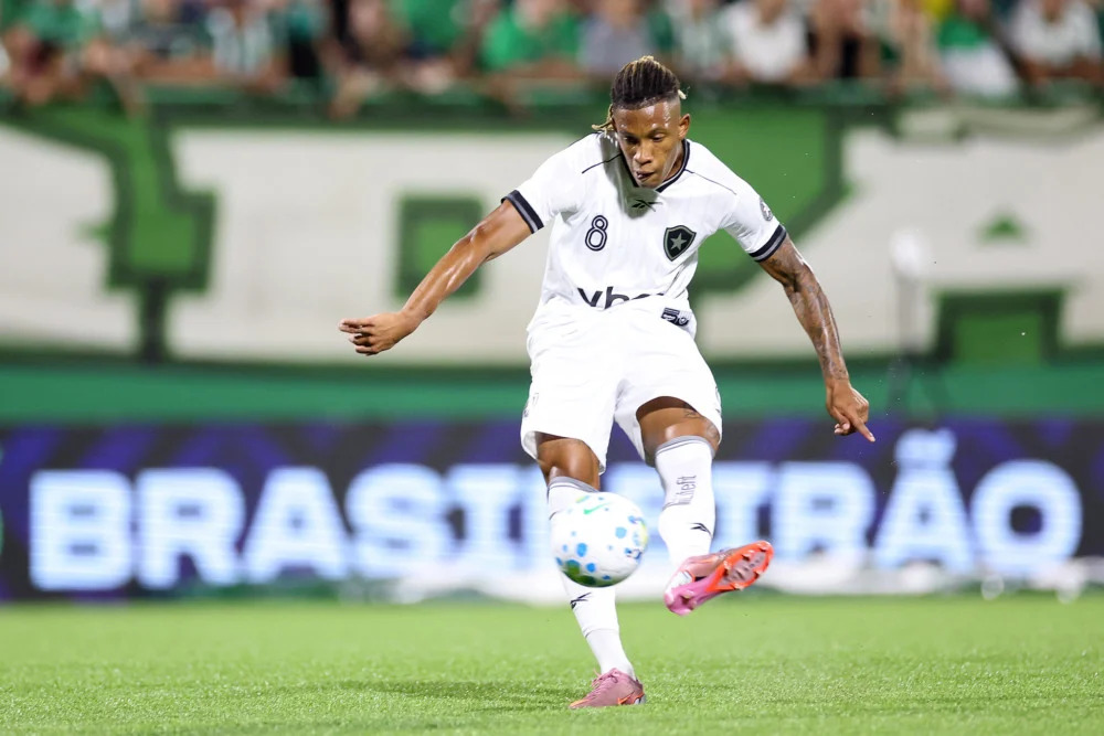 Palmeiras apresentar&aacute; nova proposta por Danilo, do Botafogo