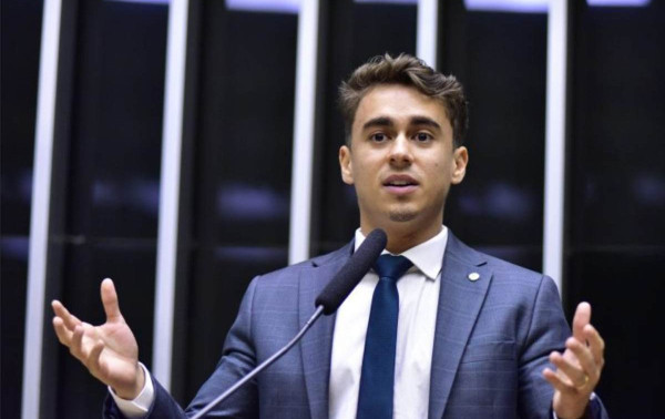 Nikolas prop&otilde;e cortar sal&aacute;rios de pol&iacute;ticos em caso de d&eacute;ficit fiscal