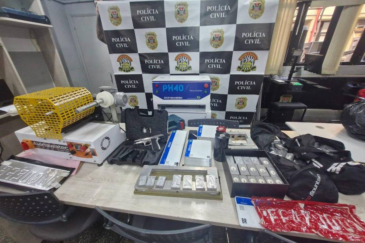 Pol&iacute;cia fecha f&aacute;brica ilegal de placas em S&atilde;o Bernardo