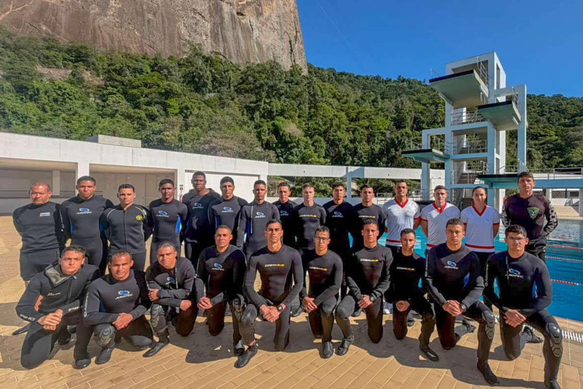 Cadetes da AMAN participam de instru&ccedil;&atilde;o para resgate e salvamento subaqu&aacute;tico