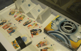 'Quem d&aacute; as cartas?': exposi&ccedil;&atilde;o de Cl&eacute;cio Penedo reflete os tempos atuais com cores, brasilidade e ironia