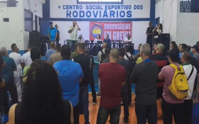 Rodovi&aacute;rios mant&ecirc;m estado de greve e buscam acordo com empresas