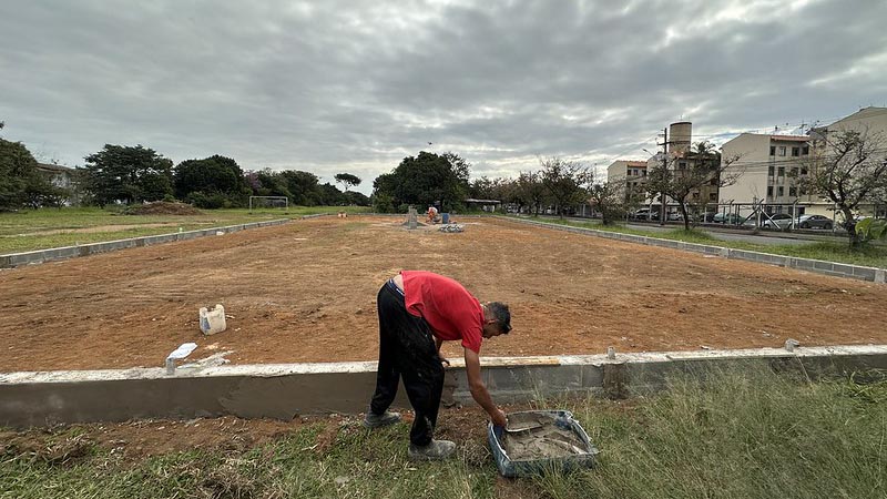 Constru&ccedil;&atilde;o do campo de futebol M&aacute;rio Covas