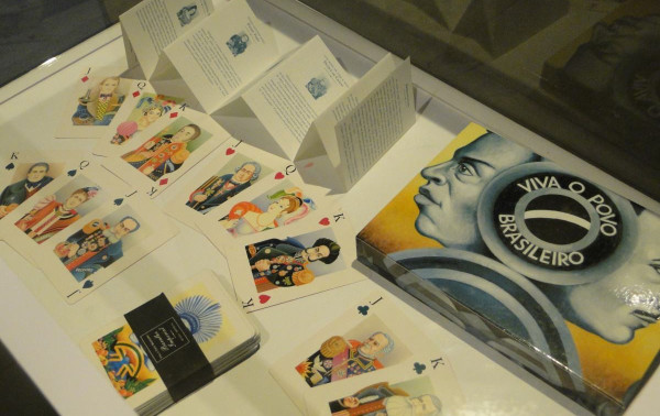 'Quem d&aacute; as cartas?': exposi&ccedil;&atilde;o de Cl&eacute;cio Penedo reflete os tempos atuais com cores, brasilidade e ironia