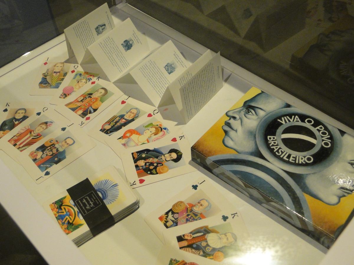 'Quem d&aacute; as cartas?': exposi&ccedil;&atilde;o de Cl&eacute;cio Penedo reflete os tempos atuais com cores, brasilidade e ironia
