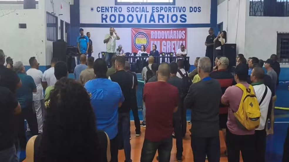 Rodovi&aacute;rios mant&ecirc;m estado de greve e buscam acordo com empresas