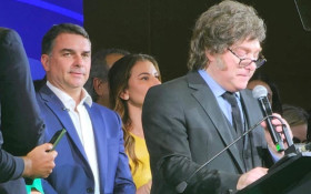 Em SP, Milei chama Lula de "presidi&aacute;rio" e Moraes de "lixo careca"